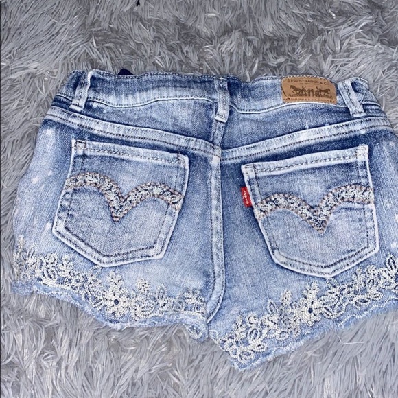 Levi’s Jean Short Shorts - Picture 2 of 4